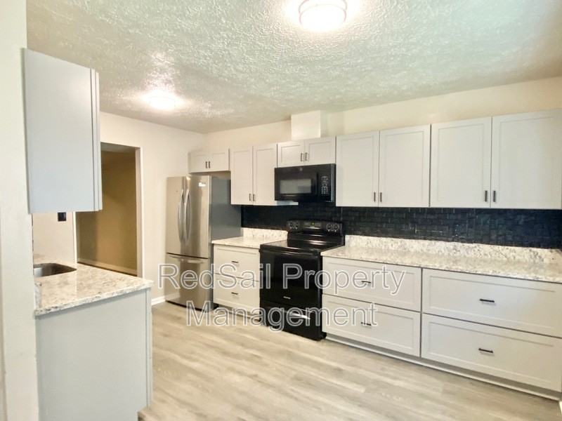 16 Otsego Dr - Photo 3 of 10