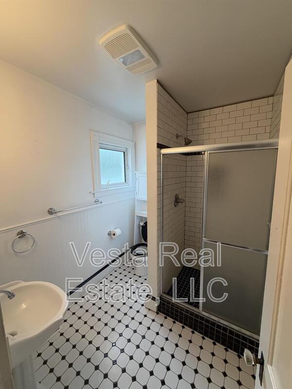 300 E Cypress St - Photo 6 of 13