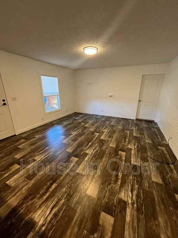 1037 Riverside Dr - Photo 5 of 16