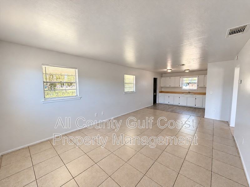 1905 57th Ave W - Photo 3 of 8