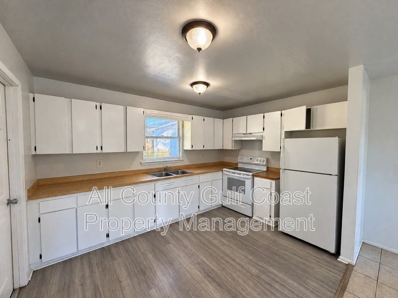 1905 57th Ave W - Photo 4 of 8