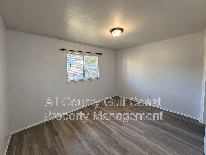 1905 57th Ave W - Photo 5 of 8
