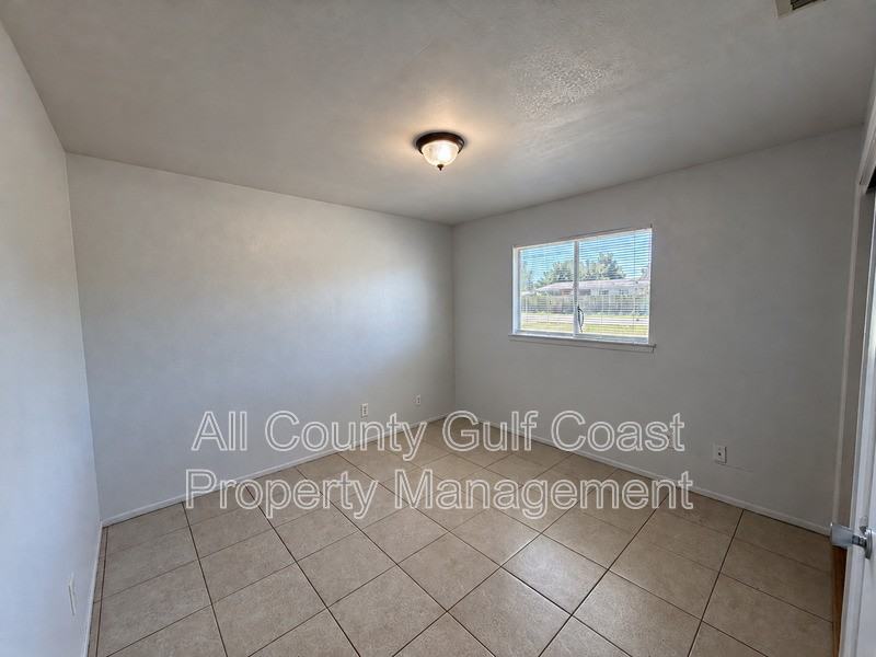 1905 57th Ave W - Photo 7 of 8