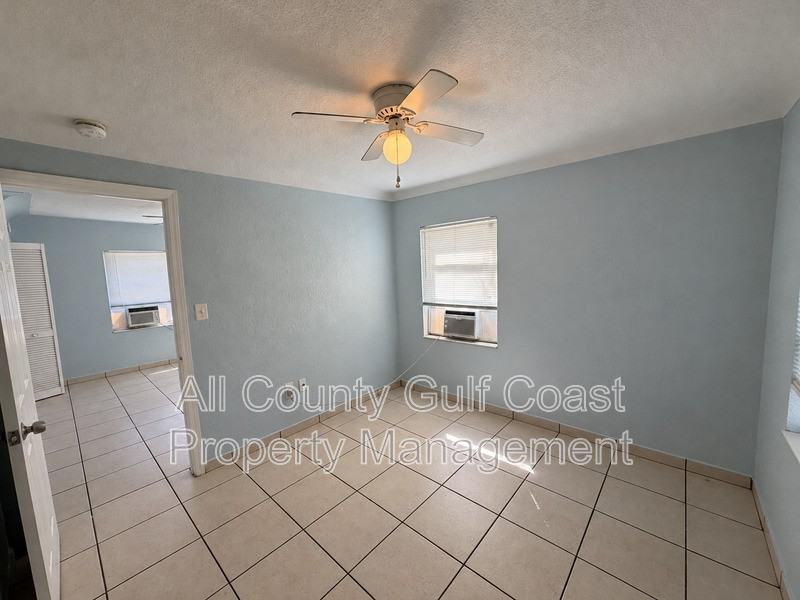 2418 10th St W - Photo 2 of 8