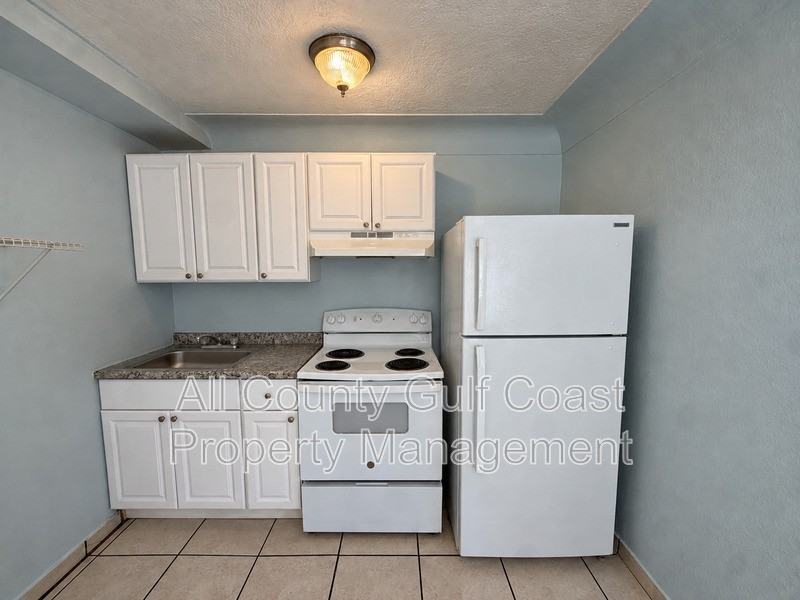 2418 10th St W - Photo 5 of 8