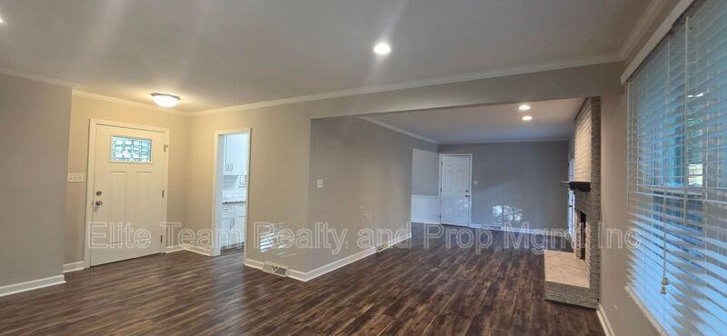 213 Pelham Ln - Photo 3 of 28