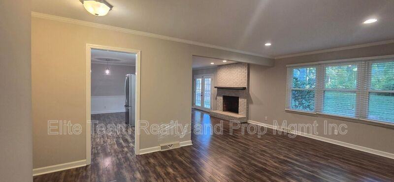 213 Pelham Ln - Photo 7 of 28