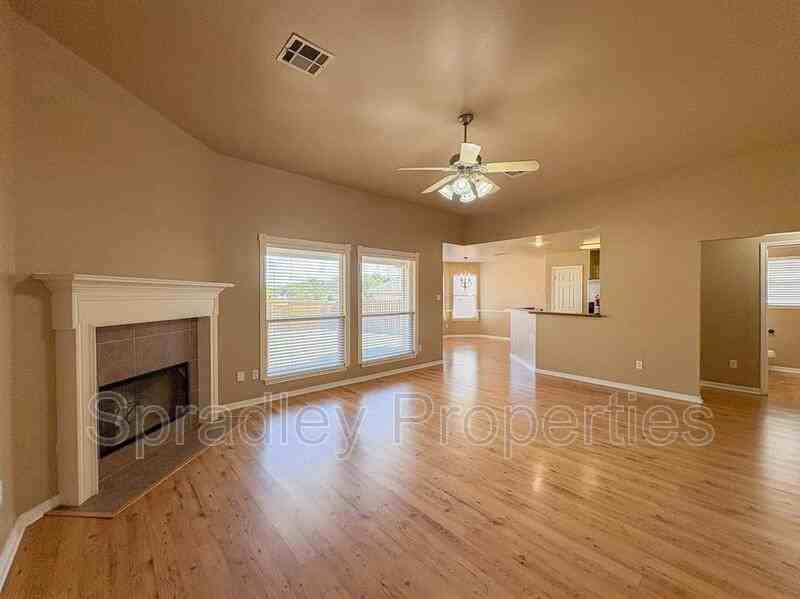 2318 Kingsbury Dr - Photo 2 of 19