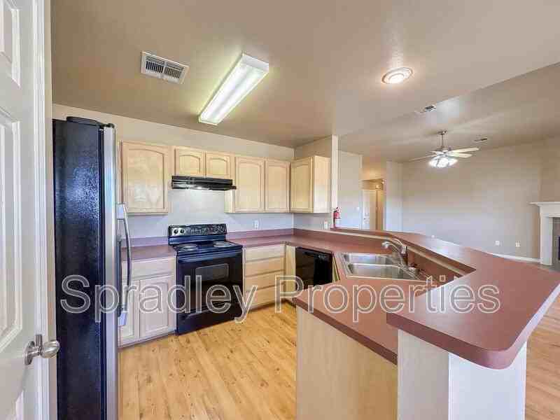 2318 Kingsbury Dr - Photo 4 of 19