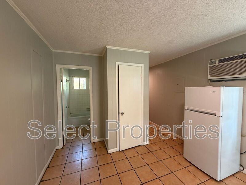 203 N Rogers St #1 - Photo 4 of 5