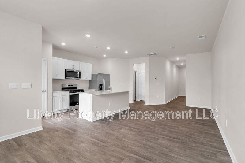 400 Ember St - Photo 4 of 15
