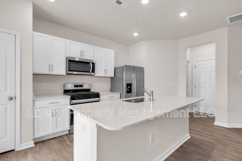 400 Ember St - Photo 5 of 15