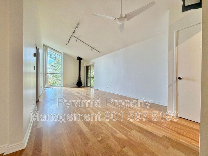 251 E St #18 - Photo 2 of 21