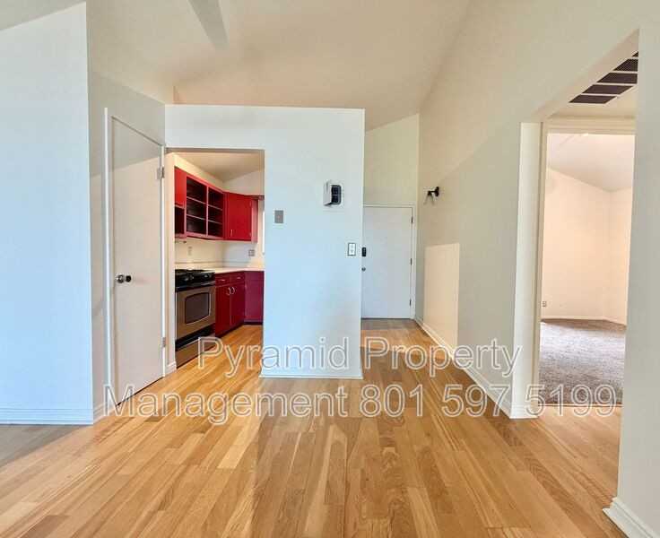 251 E St #18 - Photo 3 of 21