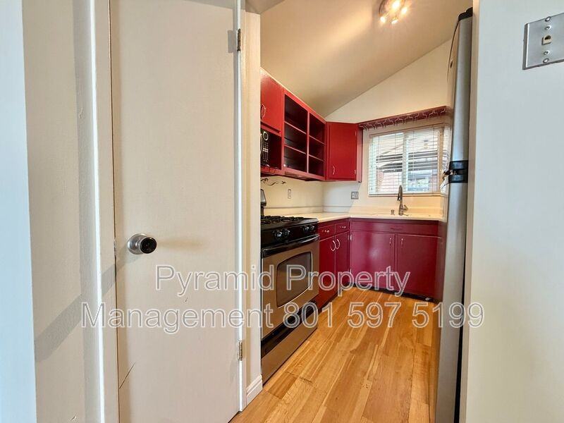 251 E St #18 - Photo 4 of 21