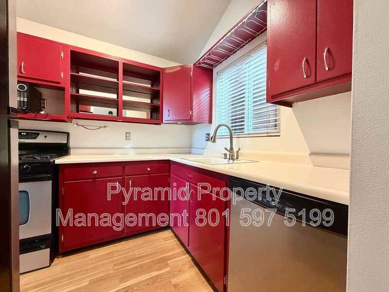 251 E St #18 - Photo 5 of 21