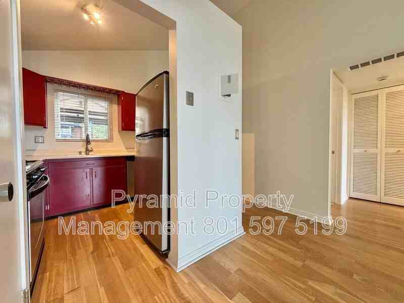 251 E St #18 - Photo 6 of 21