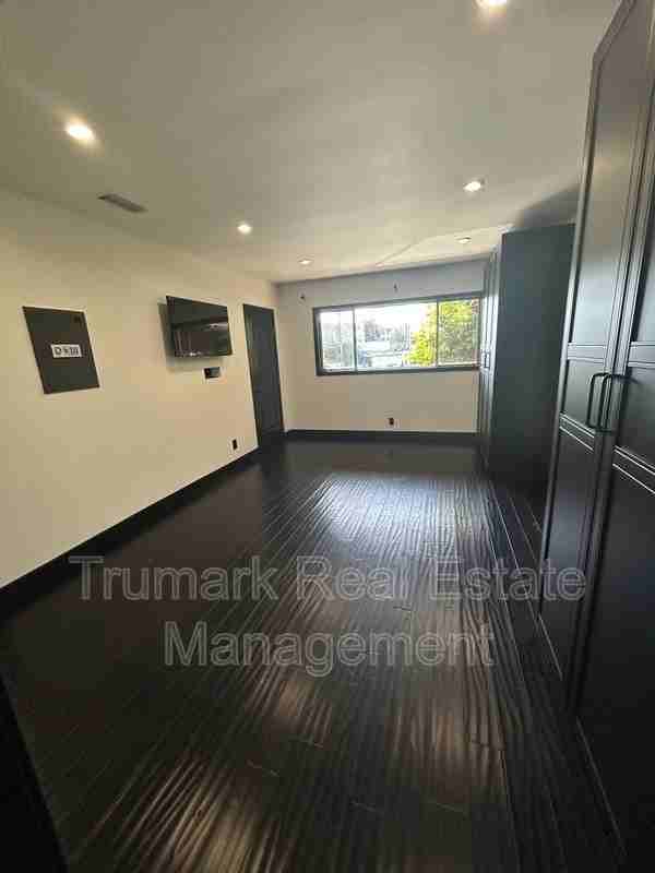 12426 Moorpark St #E - Photo 4 of 11