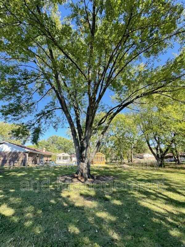 3959 Tanglewood Dr - Photo 3 of 13