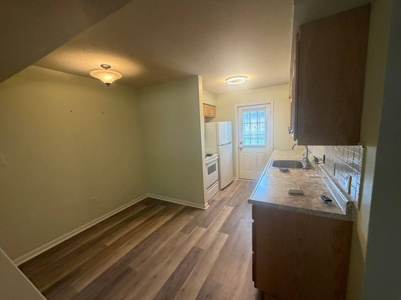 2525 E Heying Dr - Photo 3 of 10