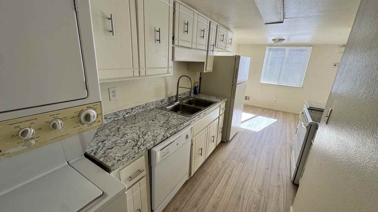 1286 S Uvalda St - Photo 4 of 18