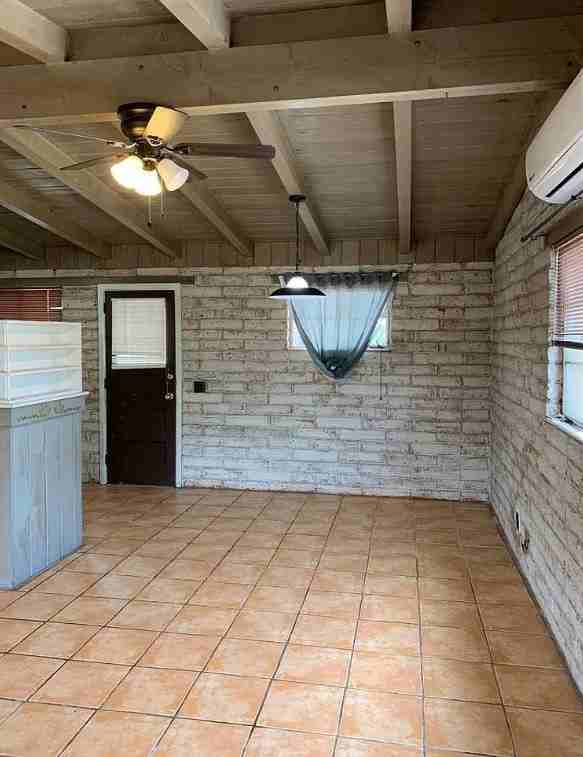 1576 // 2533 East Elm Street #2 - Photo 2 of 21