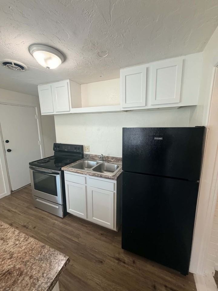 1678 // 3217 East Glenn Street #E - Photo 5 of 15