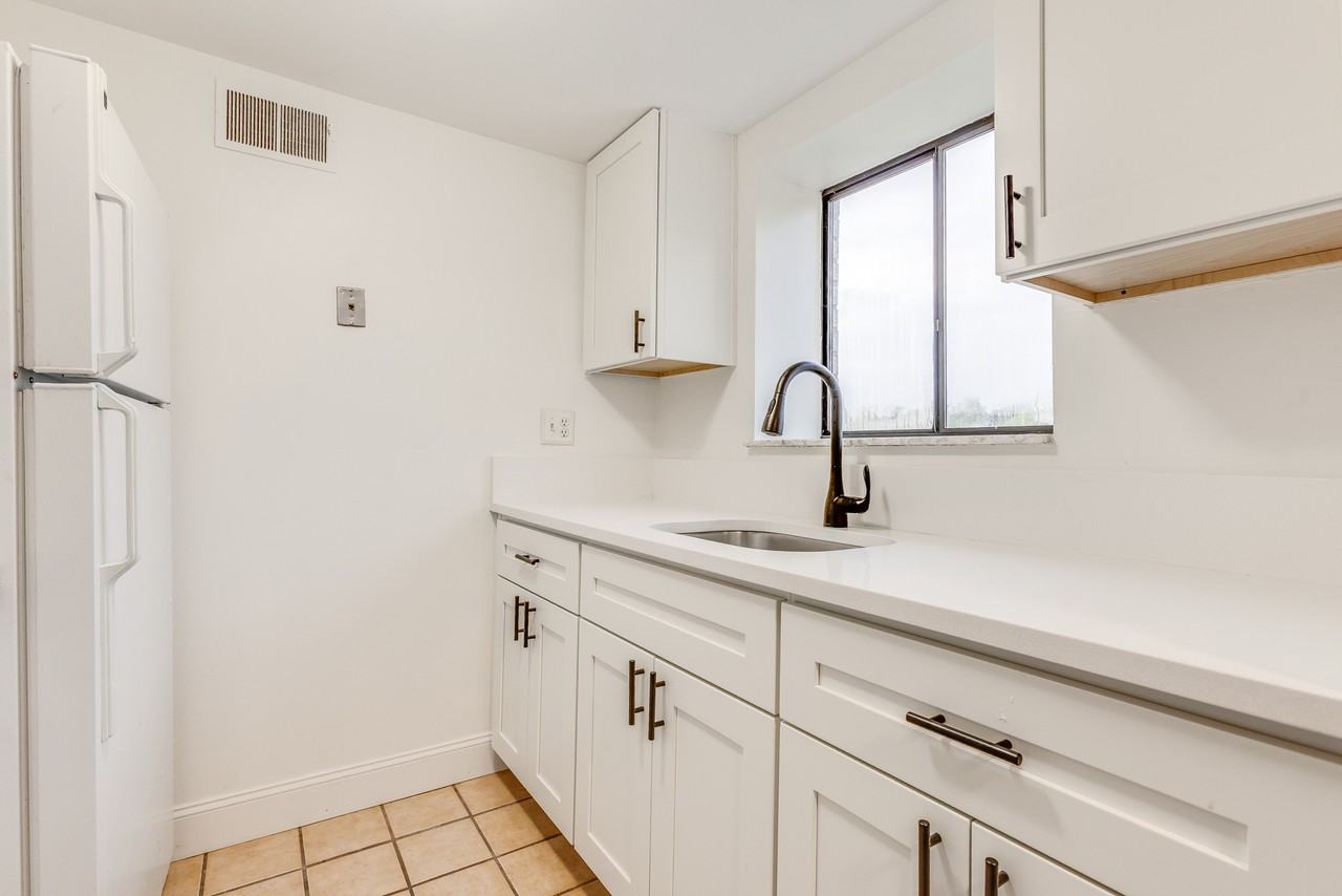 160 Glenn Street - Photo 4 of 17