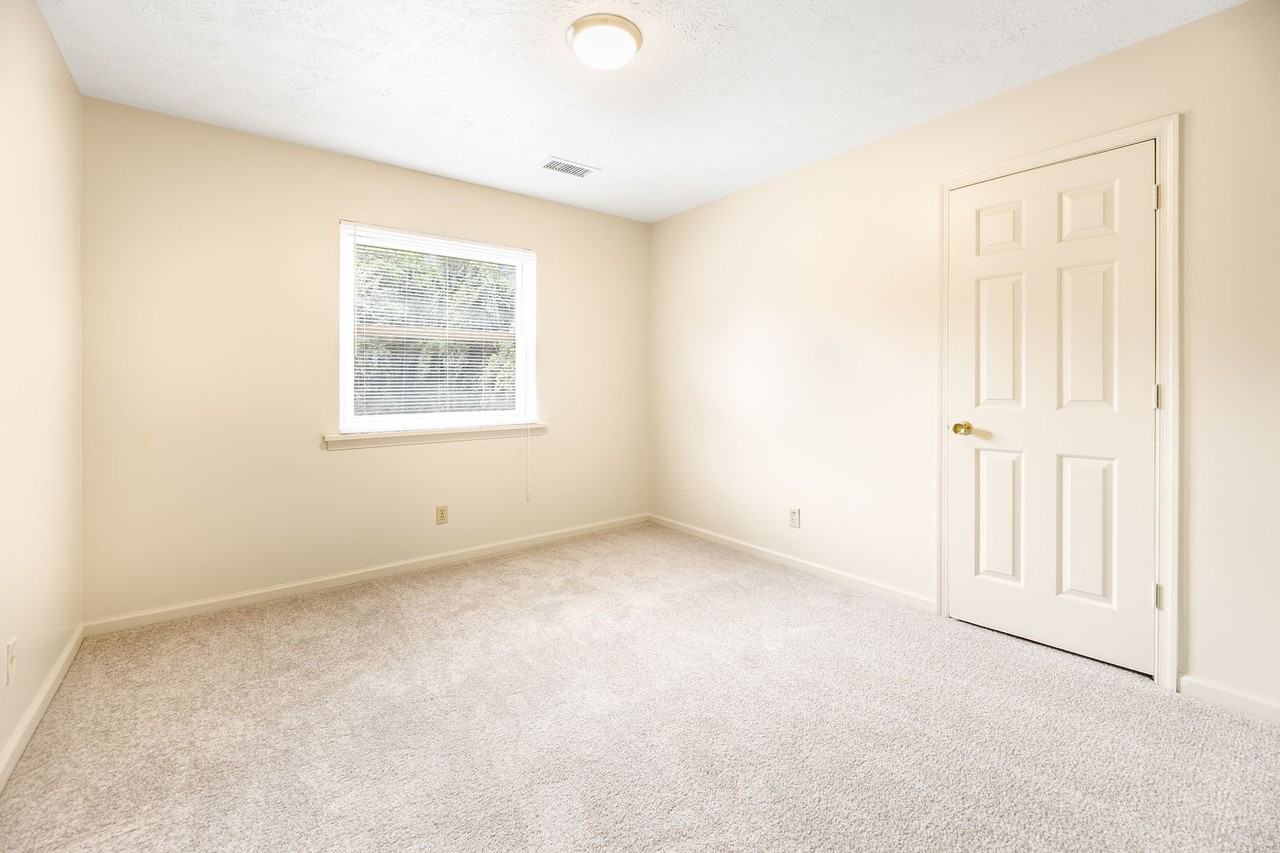 1711 Apartments - Photo 5 of 23