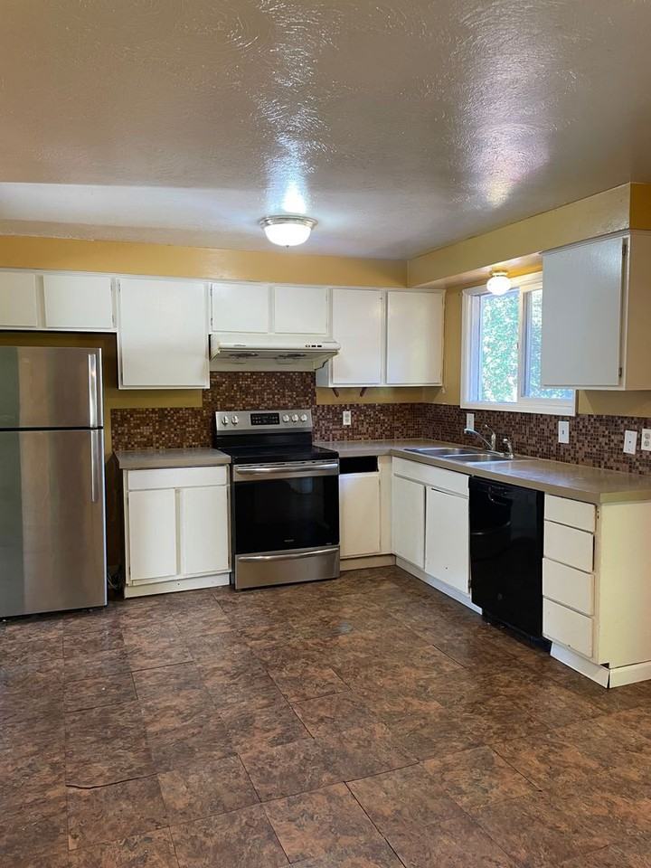 230 Nw Robert St - Photo 2 of 24