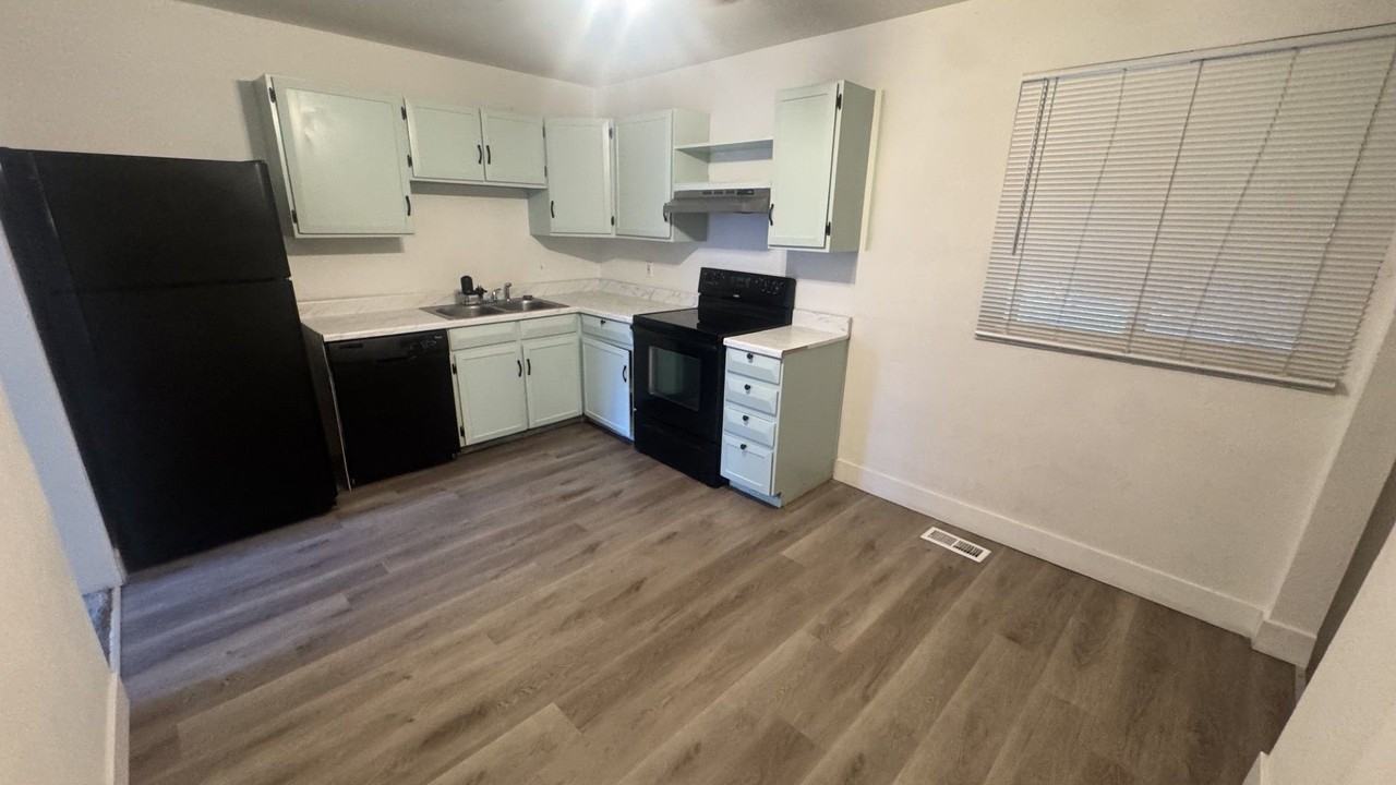5561 Worchester St - Photo 2 of 25