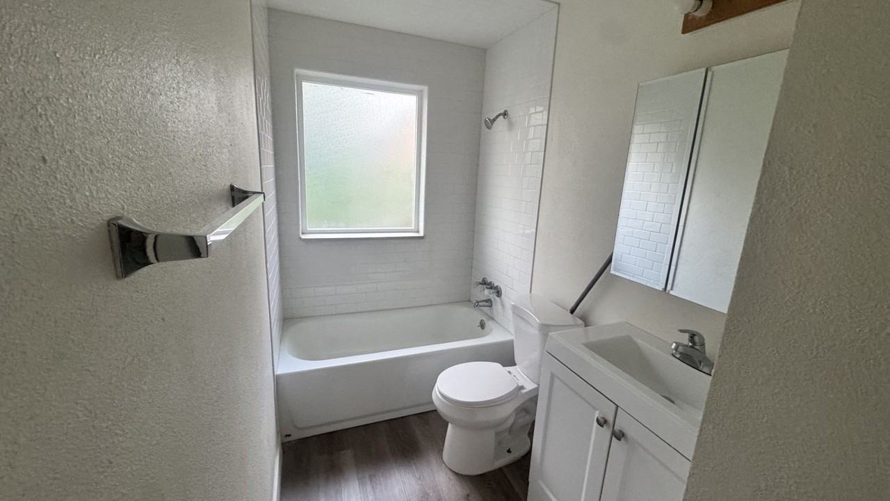 5561 Worchester St - Photo 4 of 25