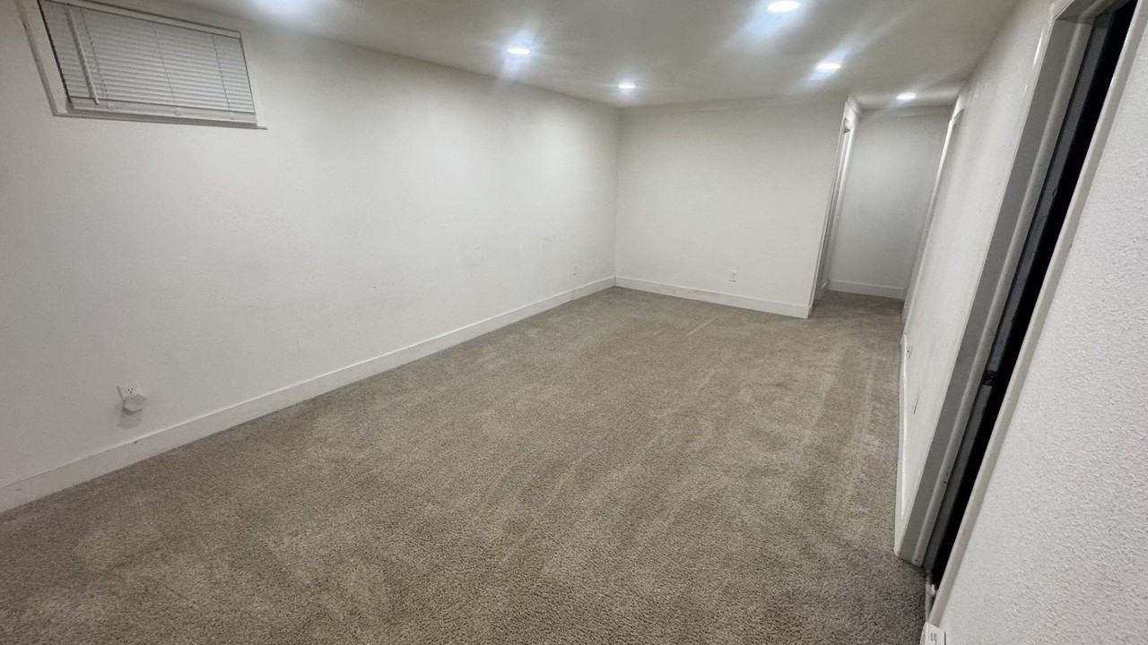 5561 Worchester St - Photo 5 of 25