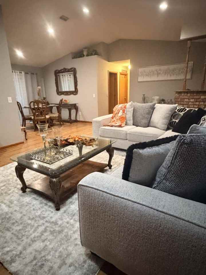 3301 Shalimar Cir - Photo 3 of 8