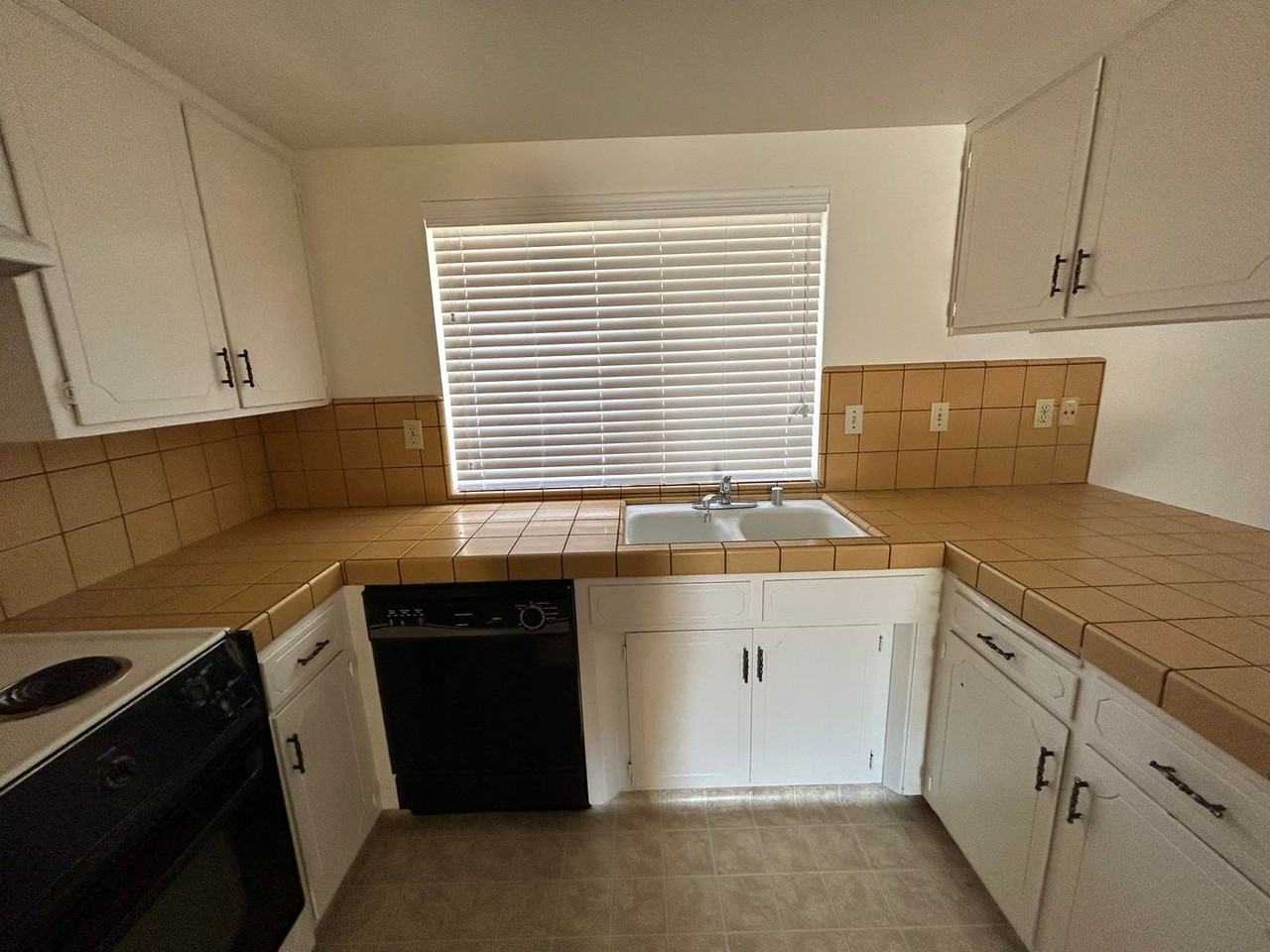 5230 W San Joaquin Dr - Photo 3 of 8