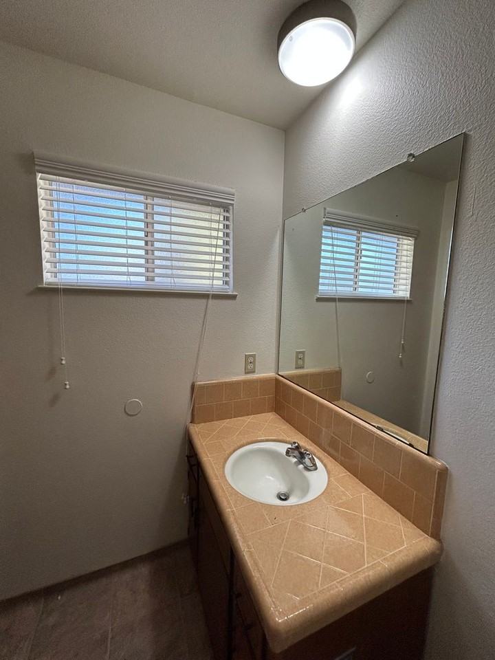 5230 W San Joaquin Dr - Photo 6 of 8