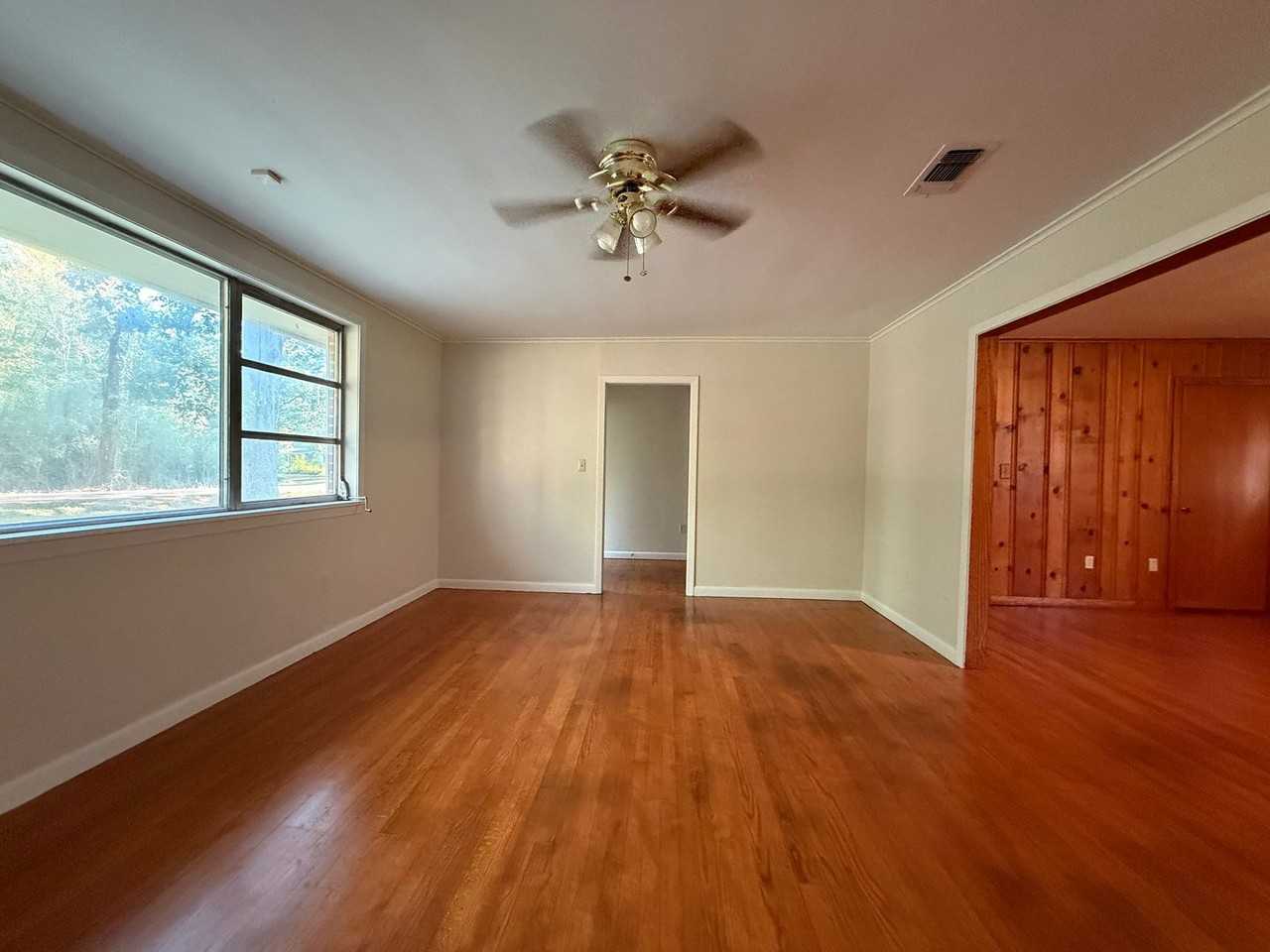 4519 Woodlawn Dr - Photo 3 of 10