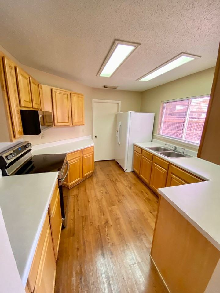 7026 Cole Creek Dr - Photo 4 of 17