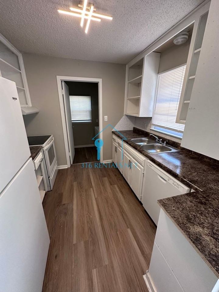 2102 S Spruce St - Photo 5 of 8