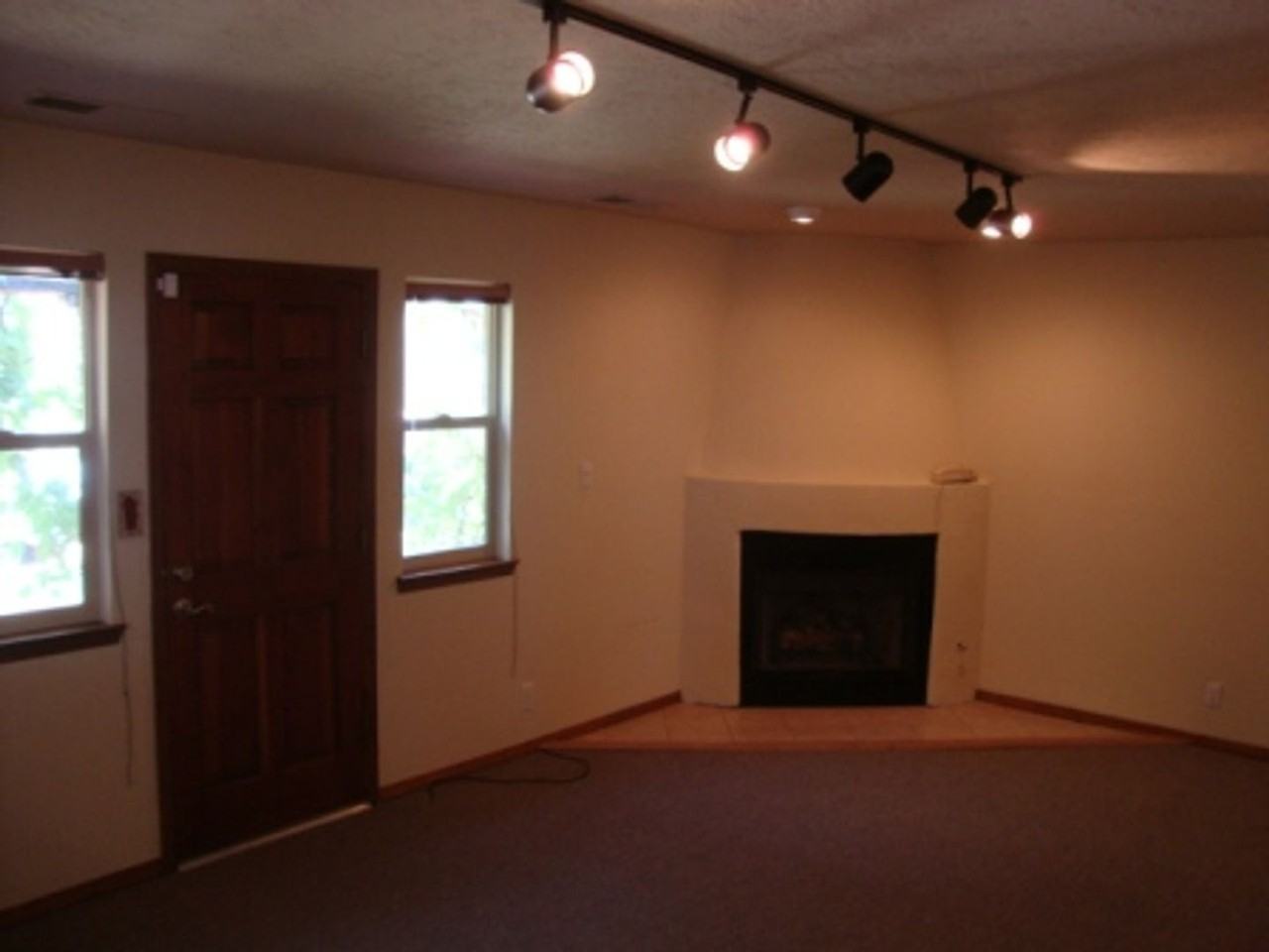 1944 Thomas Ave - Photo 6 of 15