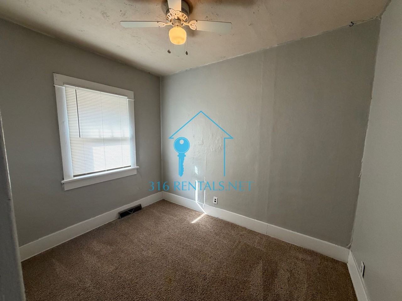 323 E 9th St - Photo 3 of 10