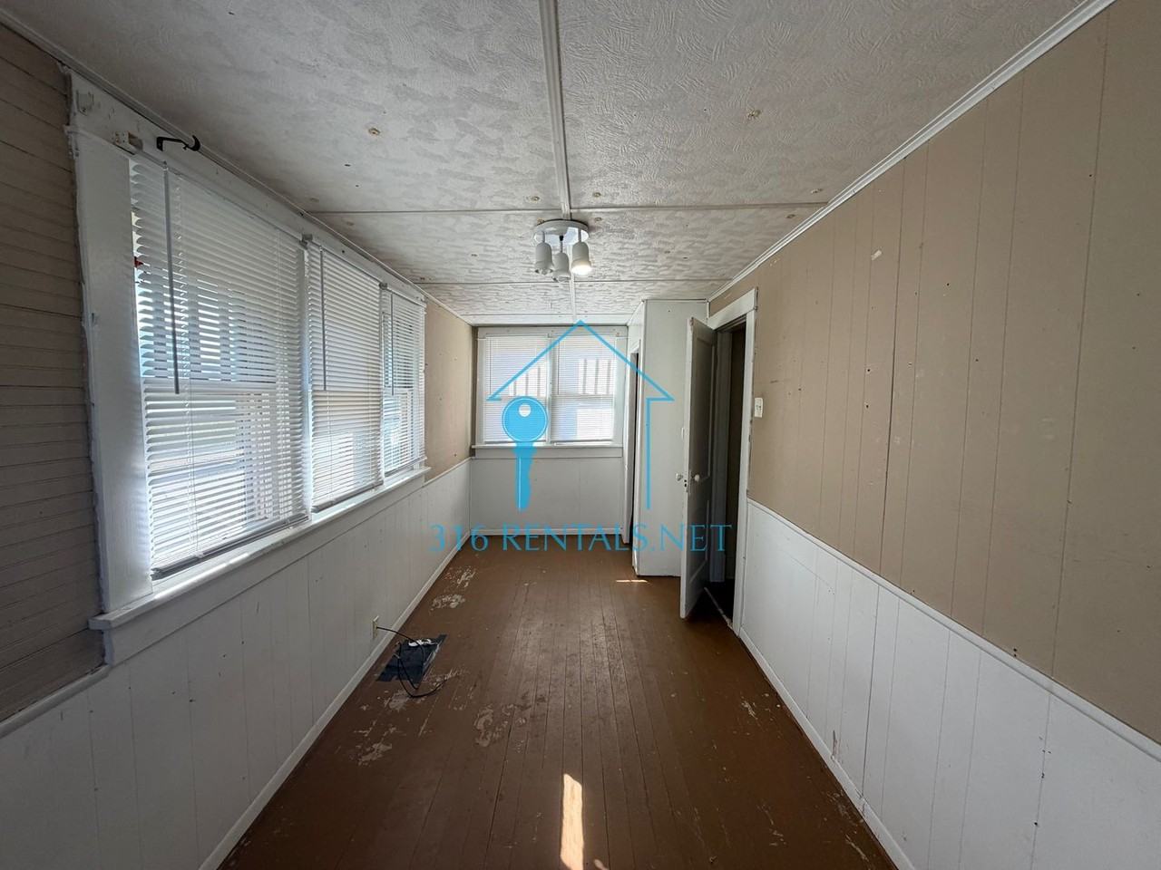 323 E 9th St - Photo 4 of 10