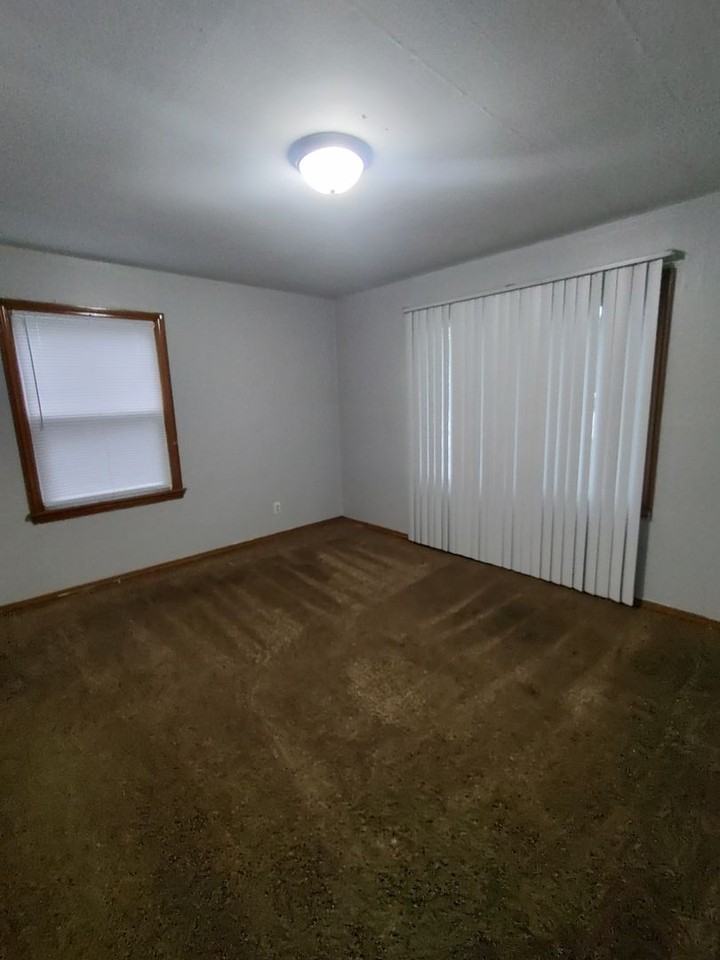 916 W 30th St S - Photo 2 of 6