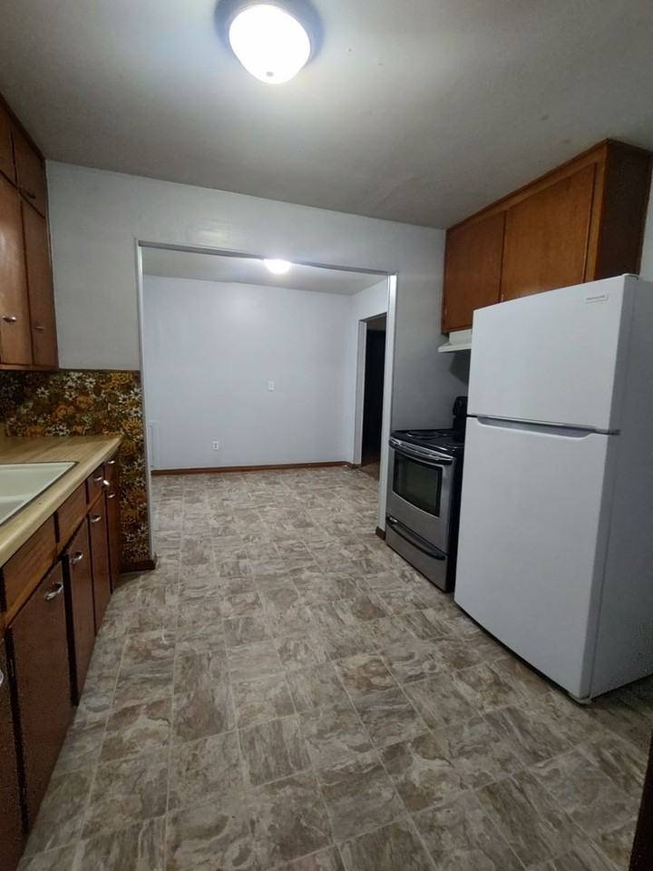 916 W 30th St S - Photo 3 of 6