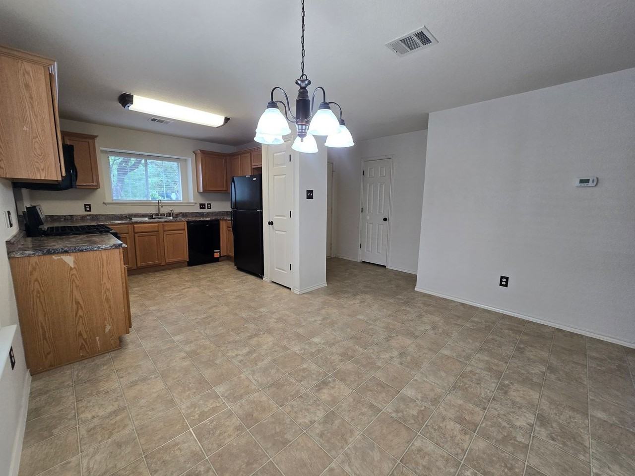 601 Cherry Creek Dr #4 - Photo 6 of 35
