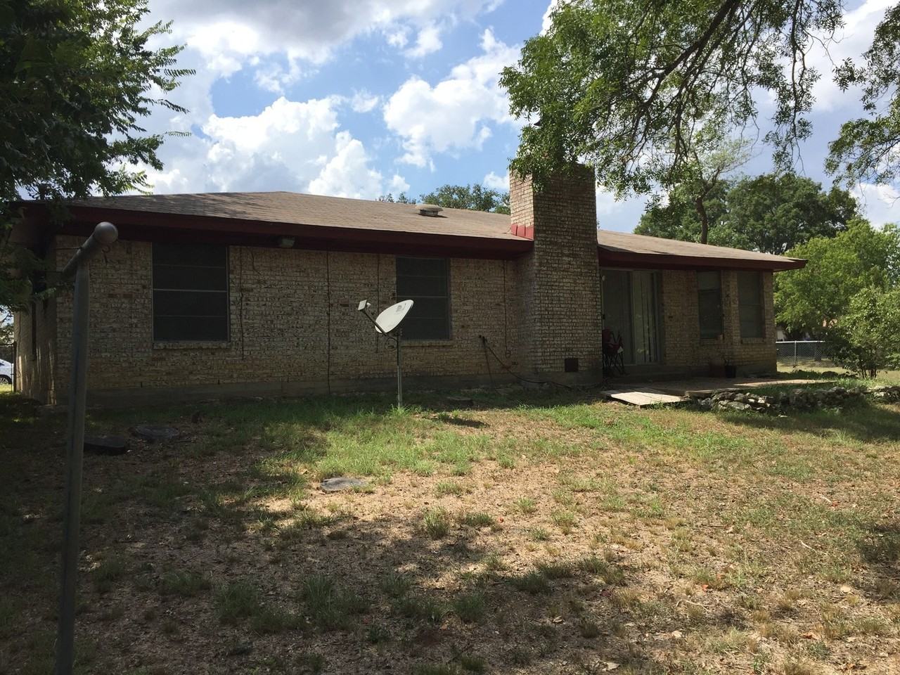 1915 Pleasant Ln - Photo 3 of 5