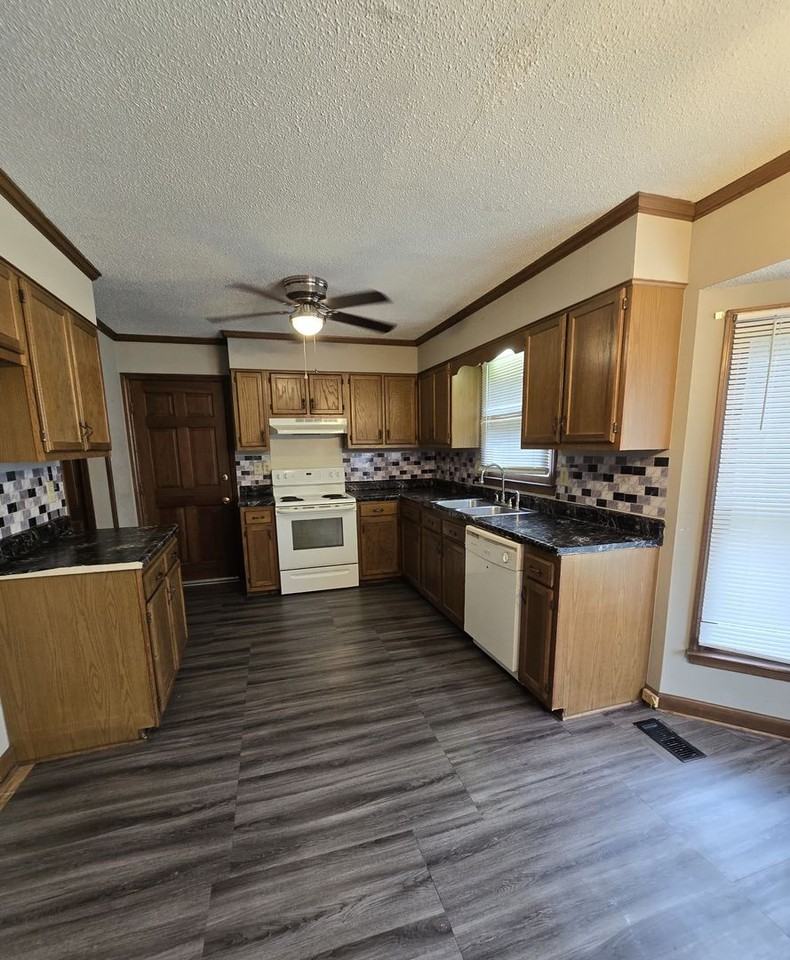 1848 Windlock Dr - Photo 4 of 17