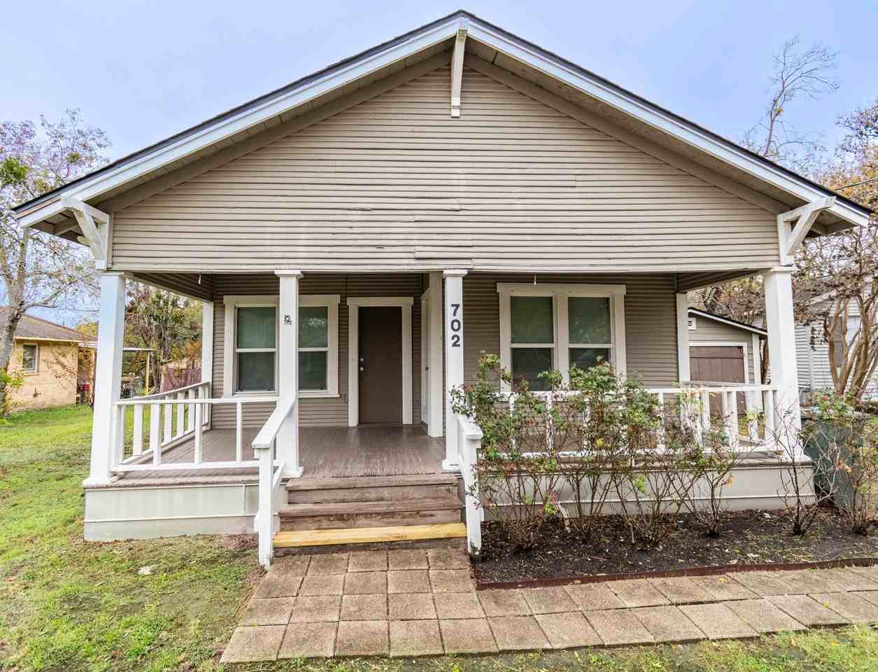702 N Coulter Dr