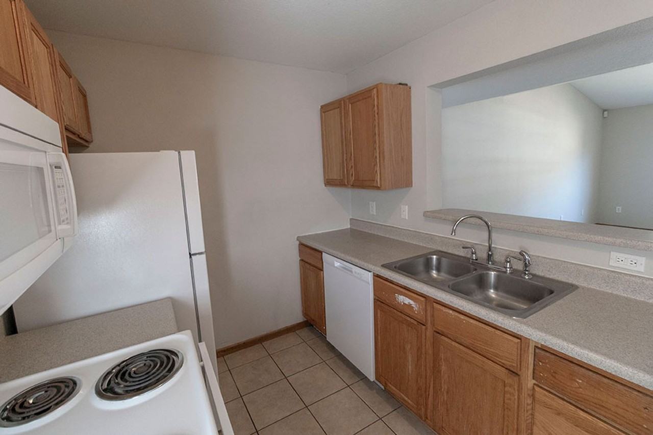 1527 Bodie Dr - Photo 6 of 32