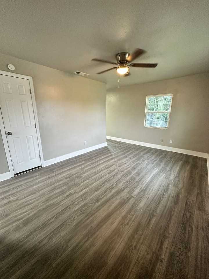 1022 Dunaway St - Photo 2 of 15